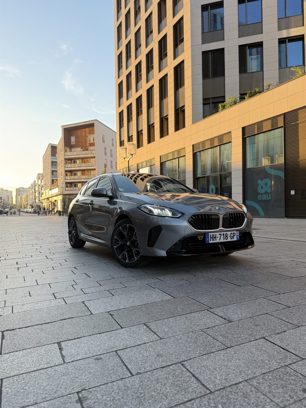 Louer une BMW à Lyon — BMW 120i M Sport Design Gris Skyscraper